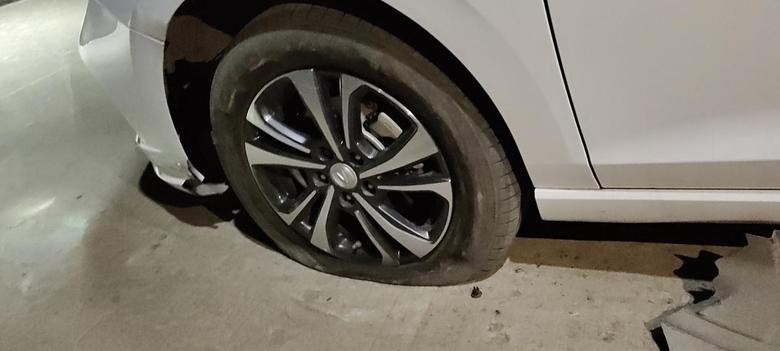 逸动 8月中买的行驶六千五百多公里，夜间没注意到限宽墩直接干爆前轮胎保险杠?