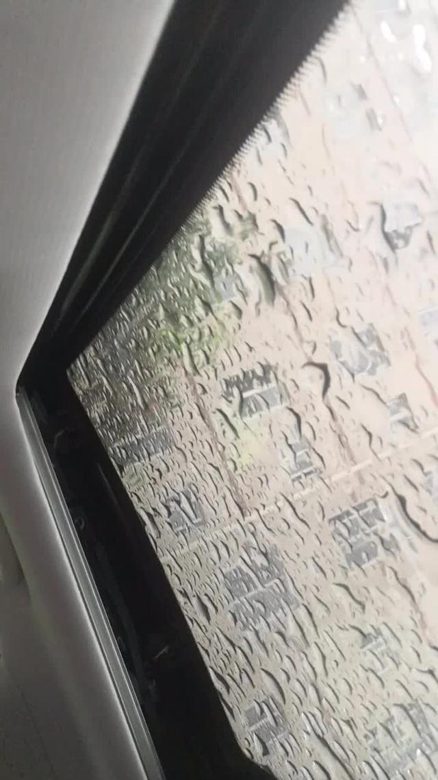 看到车友说逸动PLUS1.4t天窗漏水。下了一夜的雨，今早上来看，确定没有漏水的迹象，现在还在下雨。