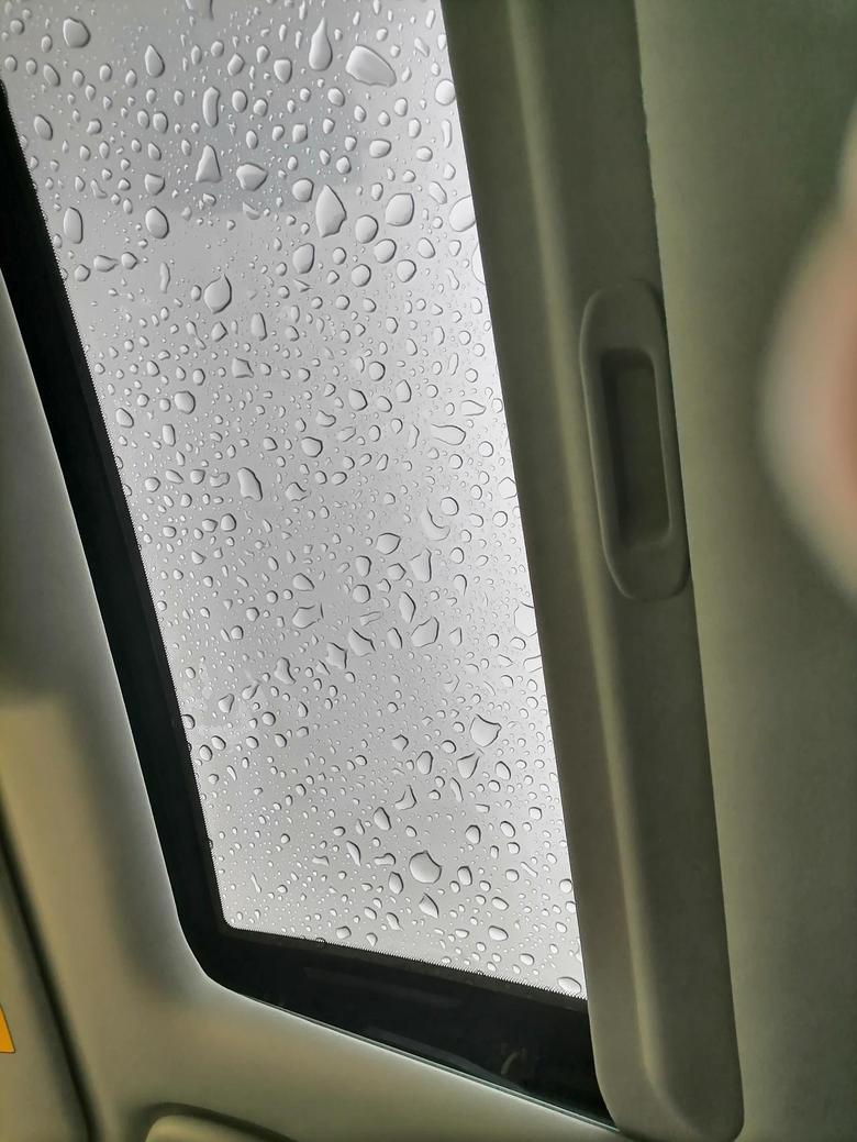 逸动 下雨天躺在车里，听着敲打在车身上的细密雨声，看着天窗上的水珠在跳跃流动，感觉生活中如果更多一些这样闲散无聊的时刻也挺好。