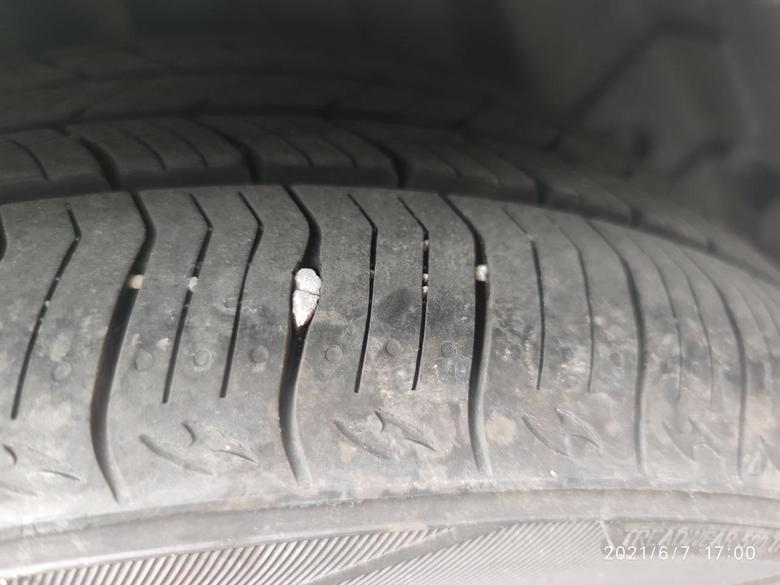 逸动 老哥们，轮胎上有好多这种小石头卡在缝隙里面，这种需要抠出来嘛，会不会影响轮胎正常行驶
