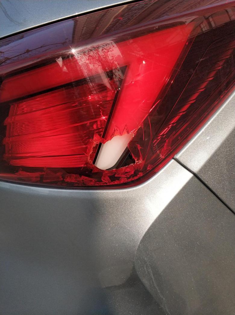 逸动 停车时把车灯罩磕了一个洞，问了一下汽配店，需要更换整个大灯，要不要报保险修了，还是胶带粘上继续用啊