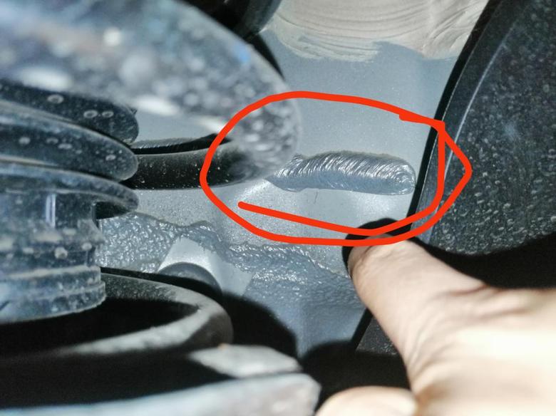 逸动 第一张图是左前轮里面，不知道是不是焊接，第二张图在脚刹往左，为什么会有一团透明胶布，不都是绝缘胶布吗？这是做工问题，还是？新车还没首保