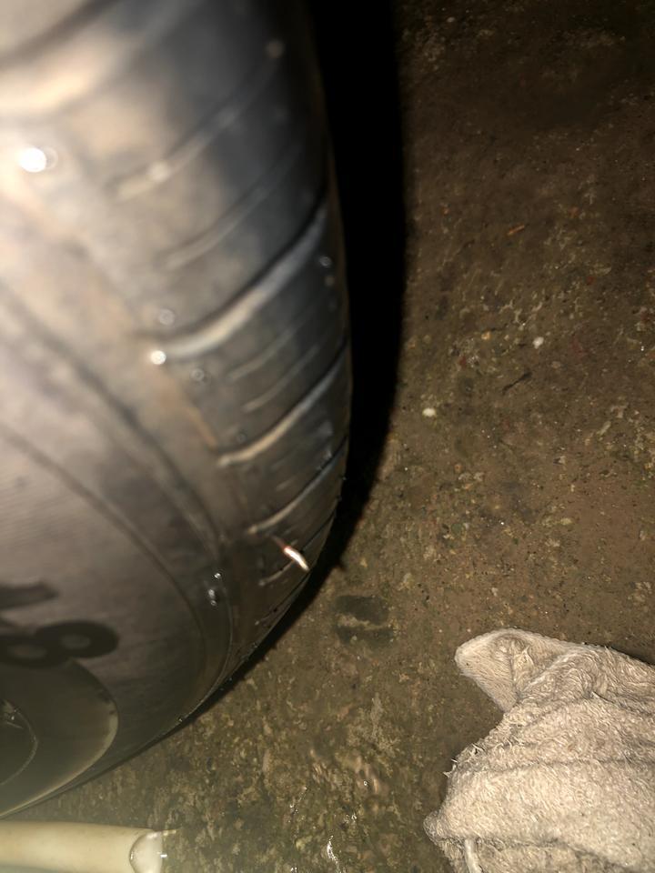 逸动 刚洗车发现轮胎上扎了个钉子在轮胎侧面的位置不过钉子方向是反的。有人知道能拔出来吗。拔出来还能用吗