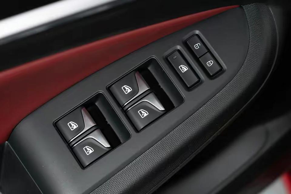 逸动 车窗一键升降按钮是哪个？有谁知道这车不是支持一键升降吗，除了钥匙以外，车内按钮是哪个啊