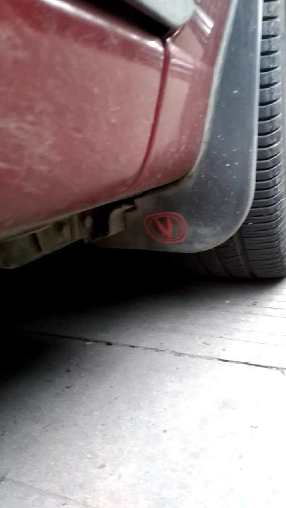 逸动 这个挡泥板做得好，红色的长安标志和车身相配。