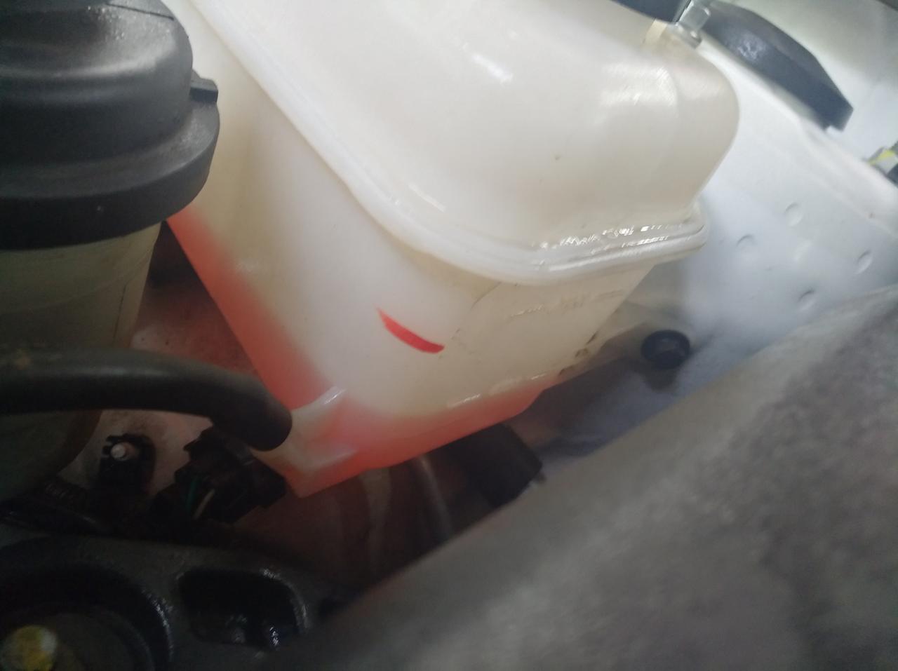 逸动 最近手动挡油耗奇高，昨天洗车发现防冻液见底了，这个跟油耗高有关系嘛？