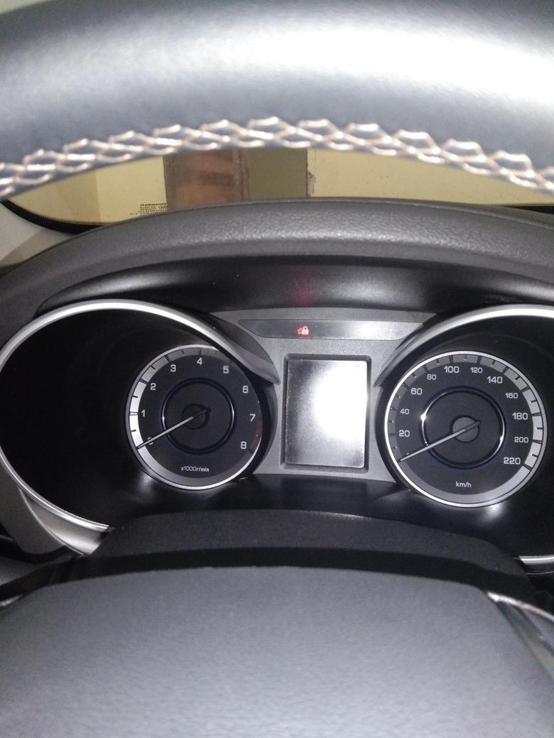 逸动 车在下车后，锁车的状态下，仪表盘上显示一个车钥匙的标志的红灯不停闪。