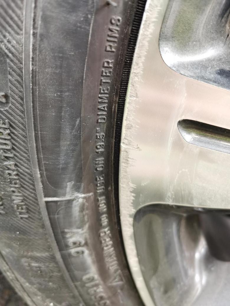 冒险家 停车的时候轮毂剐蹭马路牙子，如下图，需要修复吗？