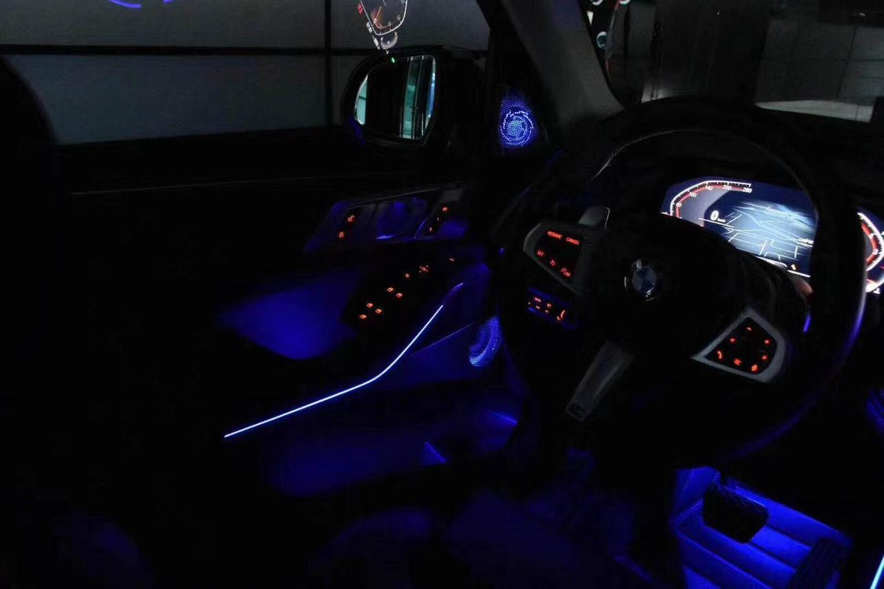 宝马x5(进口) 宝马X5新款从内饰到外观都完全改变更霸气富有科技感，提车就安装了一套宝华盖板，搭配氛围灯完美到极致，内饰档次感提升很大，可以跟着氛围灯一起改变颜色，随心设定颜色