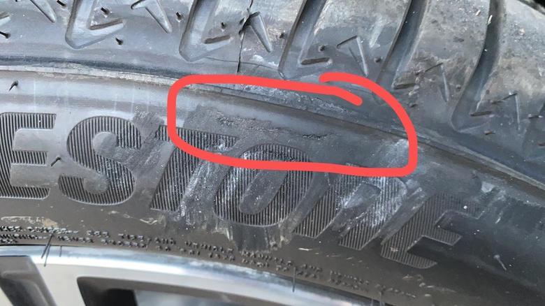 宝马x5(进口) 宝马的轮胎可能是豆腐做的，今天拐弯的时候不小心刮到地上的砖头了，请问还需要处理吗，以前的日产随便上马路牙子。