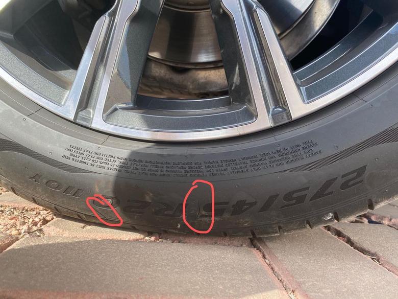 宝马x5(进口) 坐标东北，提车3月，近期发现车胎出现裂纹，不知道原因，各位看看这个程度对行车有没有影响，安全方面是不是需要重视