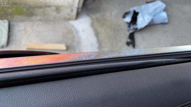 宝马x5(进口) 7月1号提的车，刚洗好车发现车窗饰条氧化了。这两条特别严重。有没有解决方法？？？