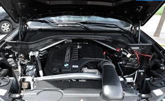 宝马x5(进口) 新车独特的i Drive系统可以提供诸多信息，使驾驶员在驾驶中更方便的控制车内系统