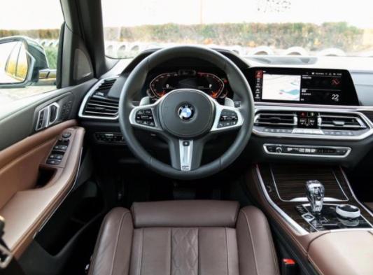 宝马x5(进口) 从精雕细琢的内饰设计、动感智能的灯光氛围到匠心打磨的水晶质感内饰，全新BMWX5豪华座舱将质感内饰与科技创新有机融合，每一个角度，都传达以驾驶者为中心的态度