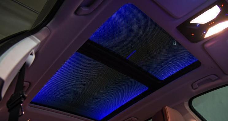 宝马x5(进口) 宝马X52019款配有全景天窗，“星空车顶”在宝马车系中不是第一次出现，所以自然不会缺席新车。尺寸中规中矩，它的亮点是带有“星空”效果，夜晚能车厢带来一些奇妙的氛围。