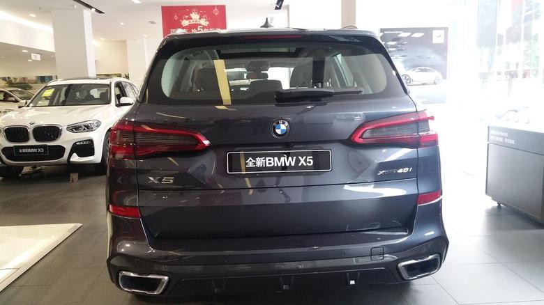 宝马x5(进口) 新的BMWX5真帅，特别是这种水泥灰的运动颜色。????????