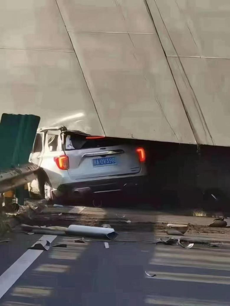 刚刚发生的湖北高速桥面倒塌事故，看看这台探险者，不知道车主有事没，照片看ABC柱还蛮坚强的