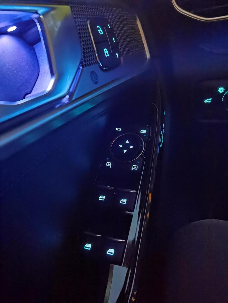 探险者的按键灯我还是很满意的，包括手动拨片在内，能够做到全车按键发光，夜间行驶的车厢內的视觉效果还是很不错的。