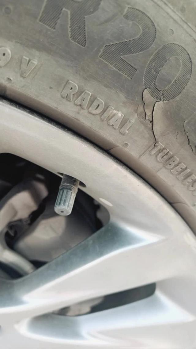 昂科威s半年不到轮胎都裂开了，有没有车友有这个情况呀，这个最严重另外还有两个就裂开了一点点