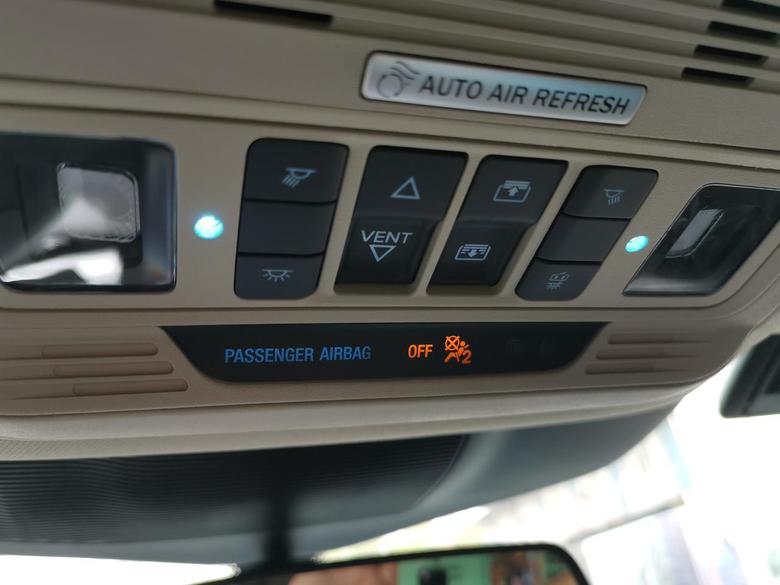探险者 哪位知道这个乘客安全气囊指示灯具体什么意思？貌似副驾驶有人的时候就亮on，没人的时候就亮off