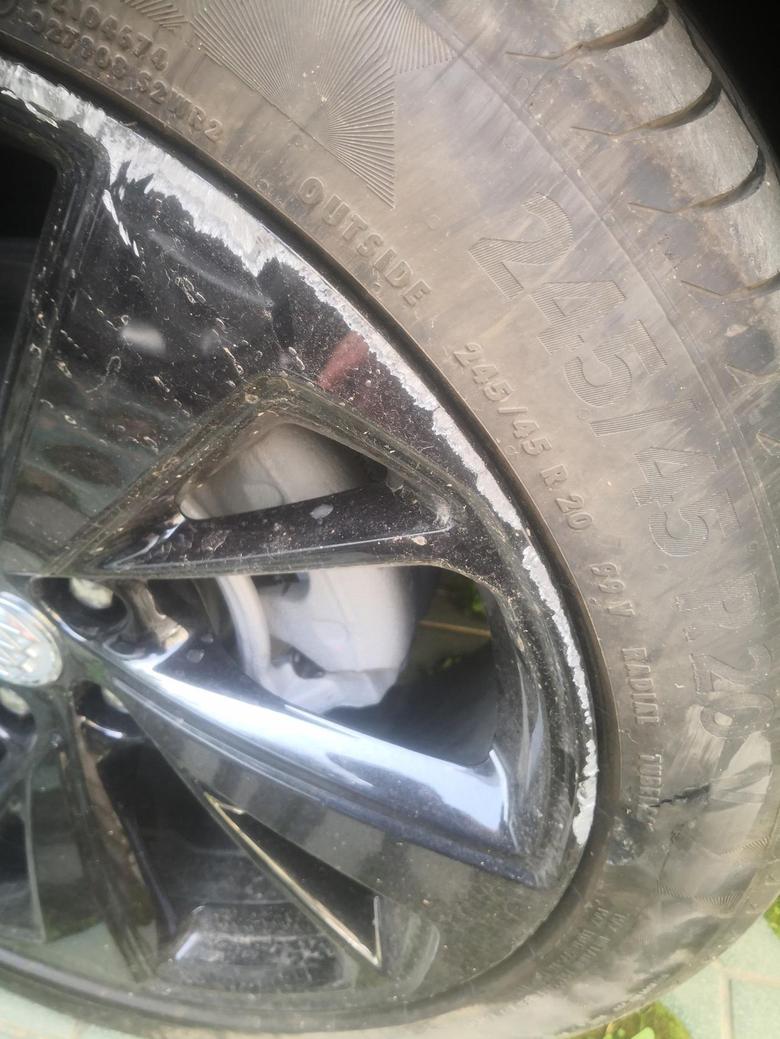昂科威s 车排还没上刮成了这样?轮胎也太脆了，需要换轮胎吗？