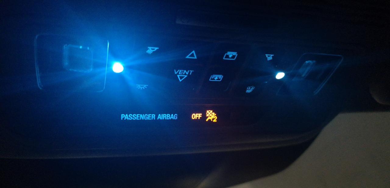 探险者 副驾驶座无人，头顶控制台的安全气囊指示灯如下图点亮，请问是什么原因？