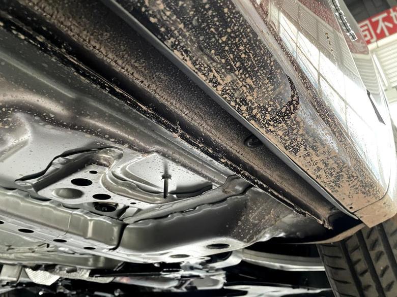 昂科威s 高人指点，在车底贴了胶条用于车门边挡泥。希望不会容易掉！