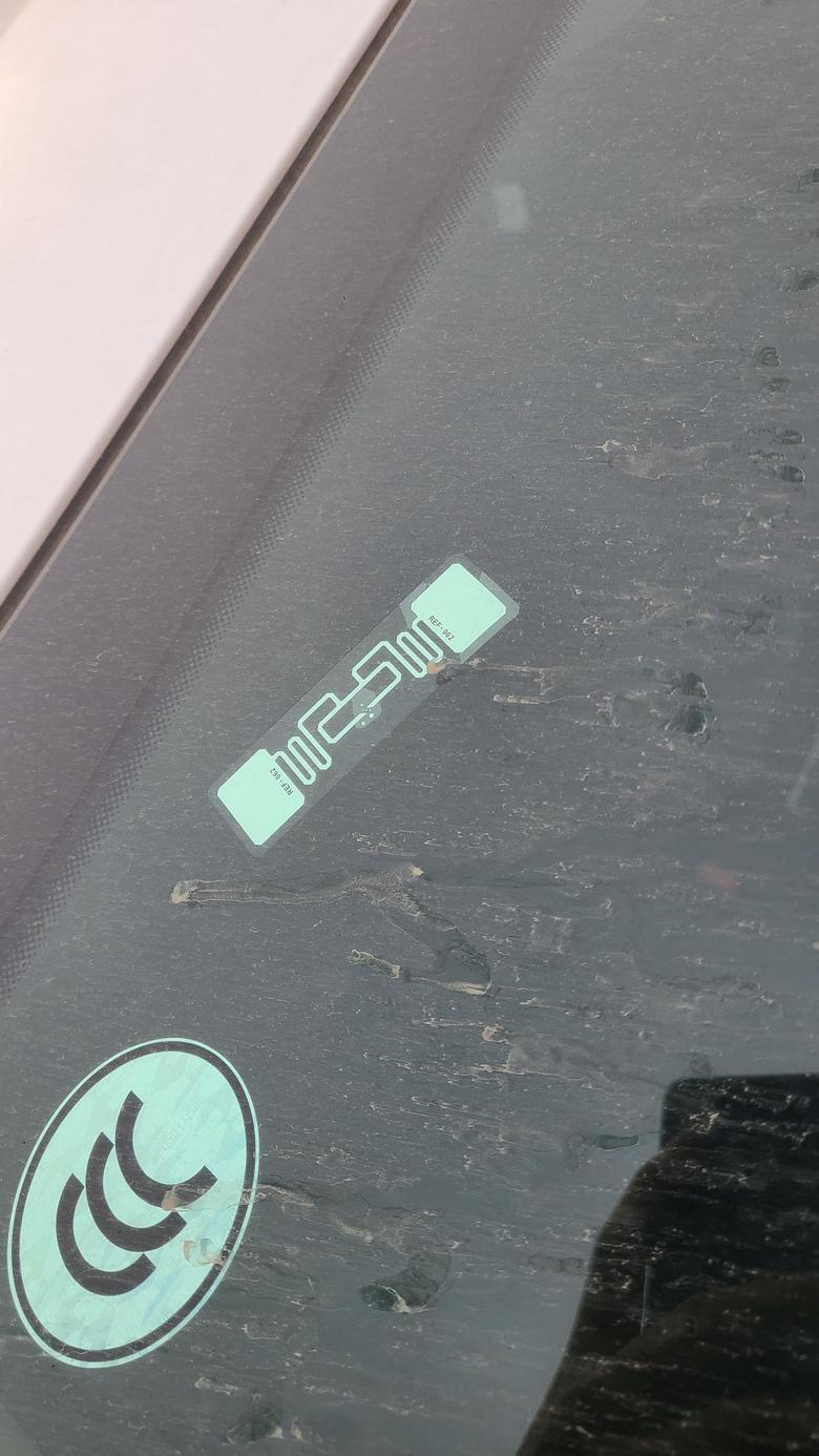 昂科威s 请问各位车主，你们买车前挡有图中这个标签嘛？它是干嘛用的能撕掉么？