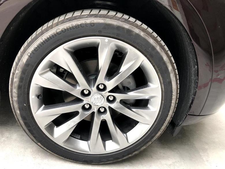 求解?我昂科威S艾维亚版本怎么感觉轮胎的碾压程度是不是有问题啊？正常轮胎碾压痕迹不可能到中间的啊？而且四个轮胎都一样。