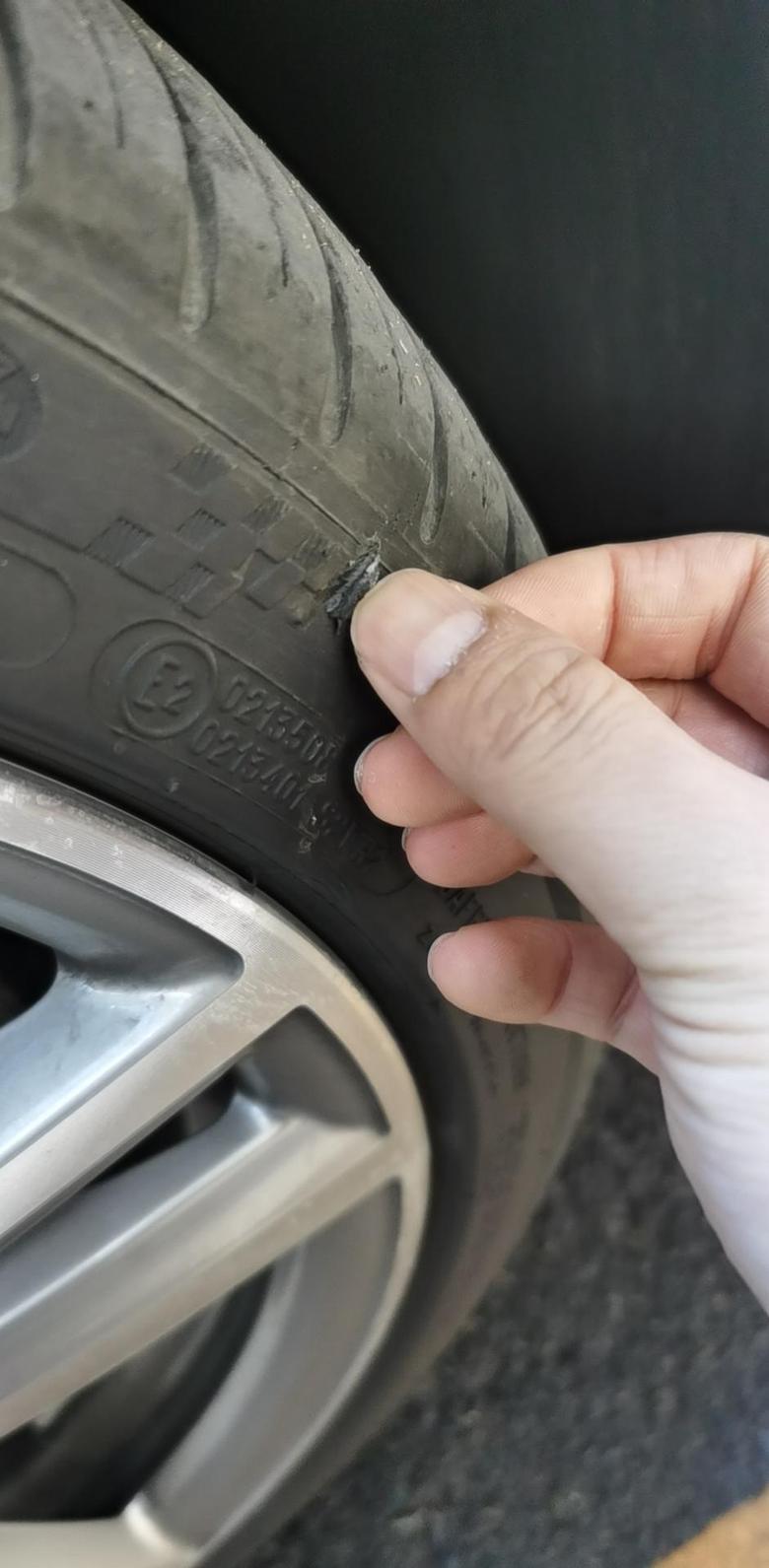 宝马1系 早上发现轮胎有个小破洞！用手扣了下不是很深！不知道要不要更换轮胎！这条轮胎今年初才换的！走了七千公里！