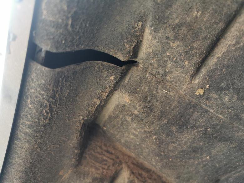 昂科威s 今天无意间发现后轮两侧挡泥板都有这样的缝隙。不知道你们的车有没有？正常？有没有影响？