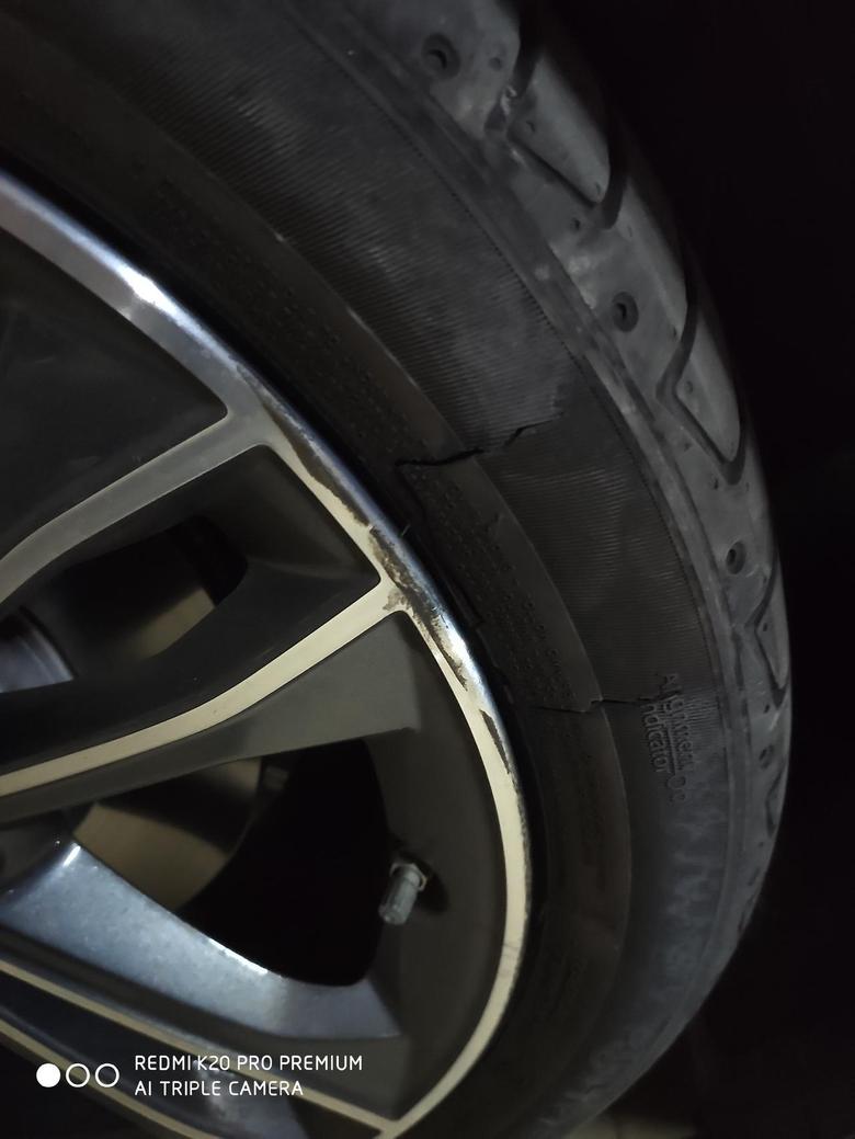 宝马1系 新车落地两个月，喜提爆胎，韩泰轮胎有点秀。。。。。。