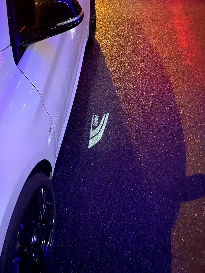 宝马1系 2021款1251、副驾有迎宾灯吗就是那个BMW标2、有锁车后视镜自动折叠吗