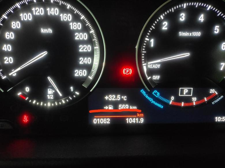 宝马1系 不懂就问：油箱那个标志显示还有569公里本来是582公里的开出去三公里的路程变成的569公里这是正常的吗车的油耗9.3