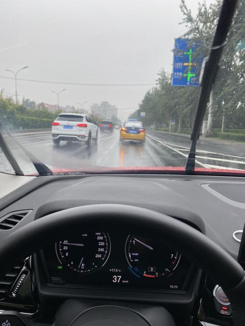 宝马1系 之前开3系湿滑路面转弯很稳，今天北京下雨，急加速转弯并线，没有一点打滑的现象，不错。后面几张进气，看看复杂不，要换KN