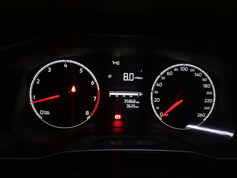捷达vs5 路况：单程5公里，16个红绿灯。看仪表盘时间，图一上班，图二下班。两次都是小油门+多滑行状态下的表显油耗。若是按自己正常深踩油门得开车习惯，早上9个油，晚上下班8个油。