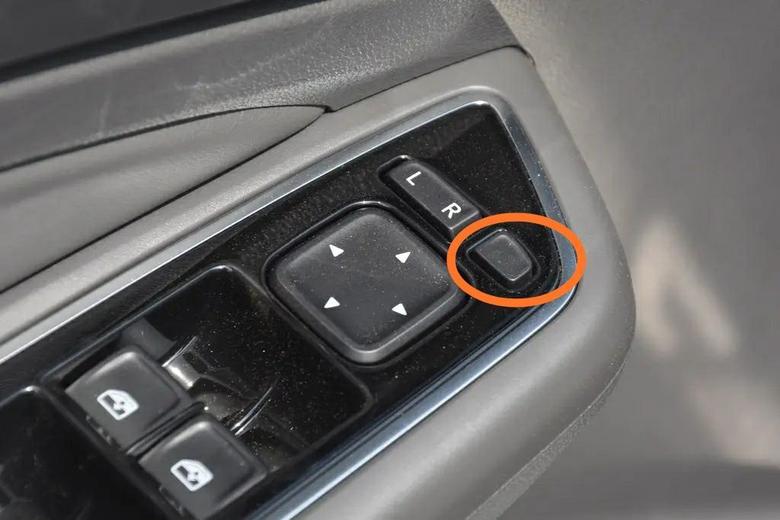 捷达vs5 车门上调后视镜的位置按键，这个小按键是干什么用的？