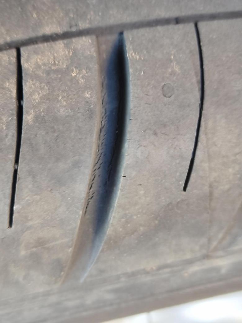 捷达vs5 8000多公里，不到一年，轮胎全是小裂纹。
