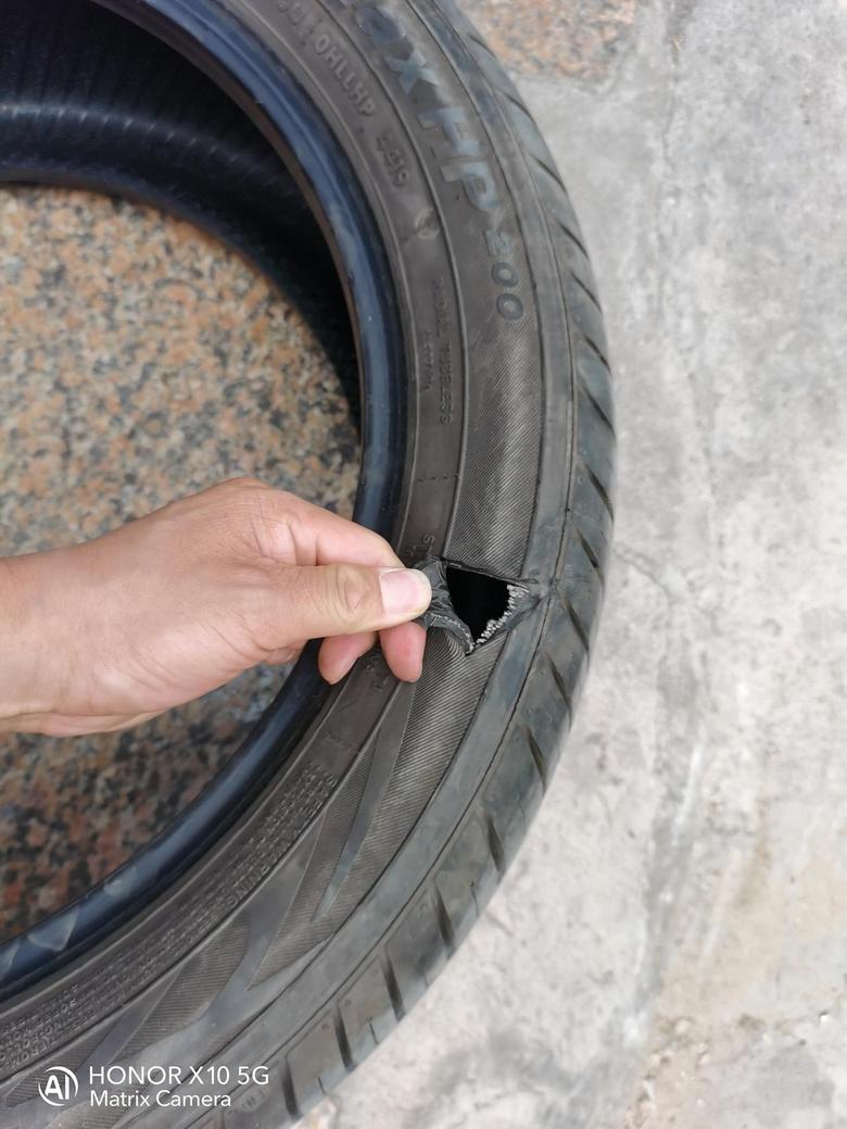 捷达vs5 VS5不到一年的轮胎被摩托车手刹扎给戳爆了。