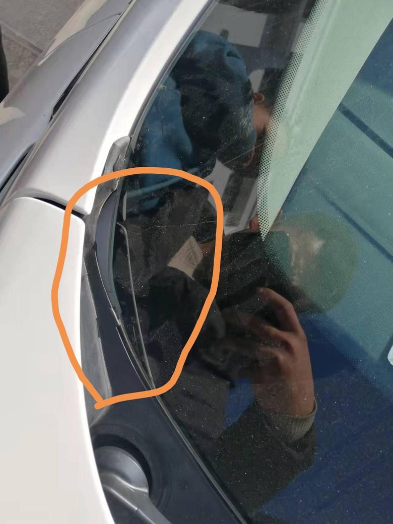 蒙迪欧 我刚提的车前挡风玻璃左边胶条有个这么大的缝正常吗？右边那个角上都没没有缝。