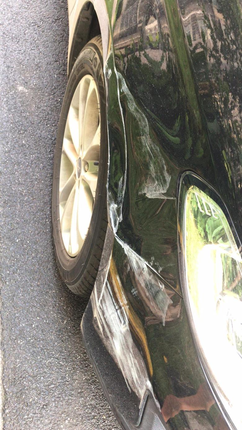 蒙迪欧 昨天撞了公交车，这个车前面撞击的右边龙门架有一个脚开了一点裂，不换有没有影响