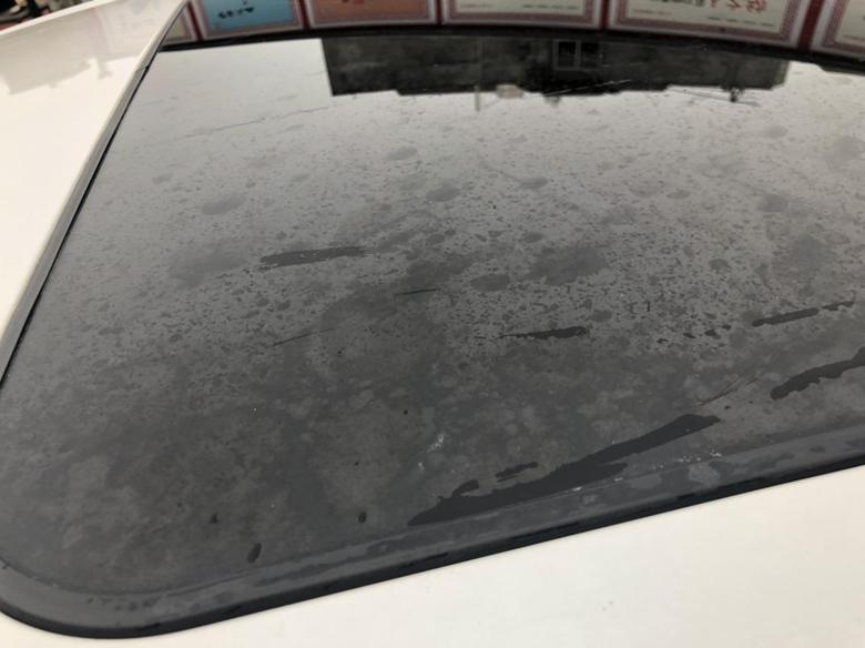 蒙迪欧 汽车上的这个痕迹要怎么去除。洗车也洗不干净。