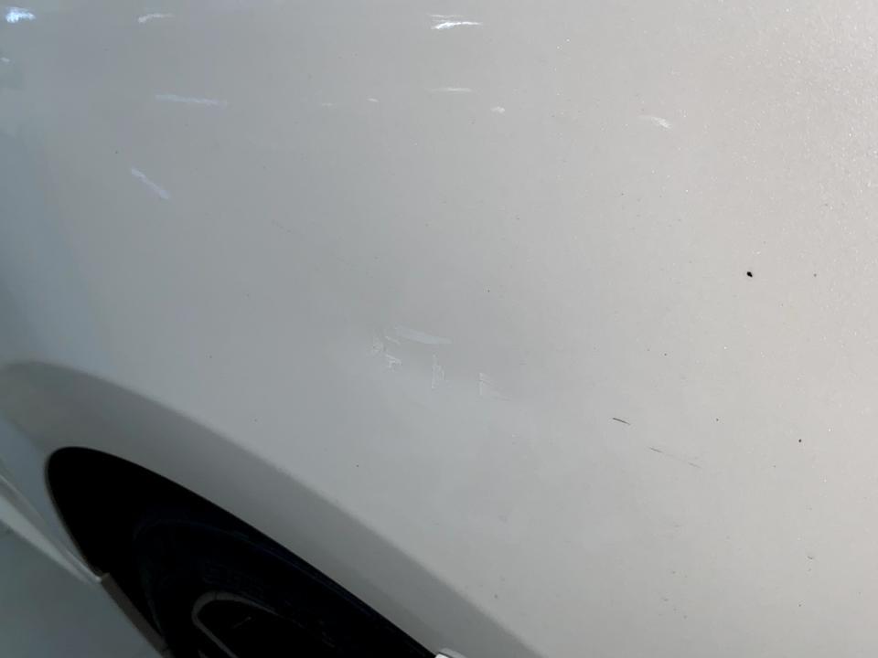 宝马4系 一觉醒来被别人剐蹭了，请问这种情况是伤到车漆了吗？凹进去了？？？