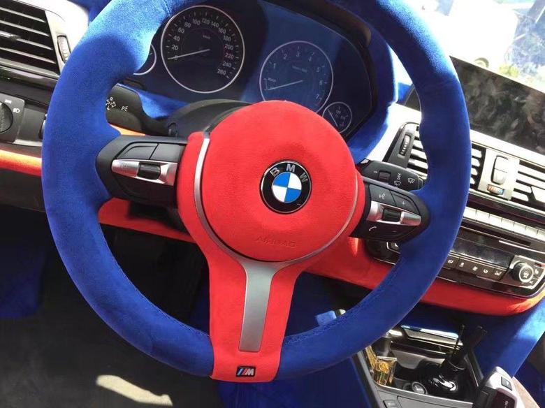 宝马4系 还有最喜欢的红蓝搭配颜色得方向盘，搭配上中间的宝马车标，非常有种美国队长盾牌的感觉。个人最喜欢的就是要的这种感觉！