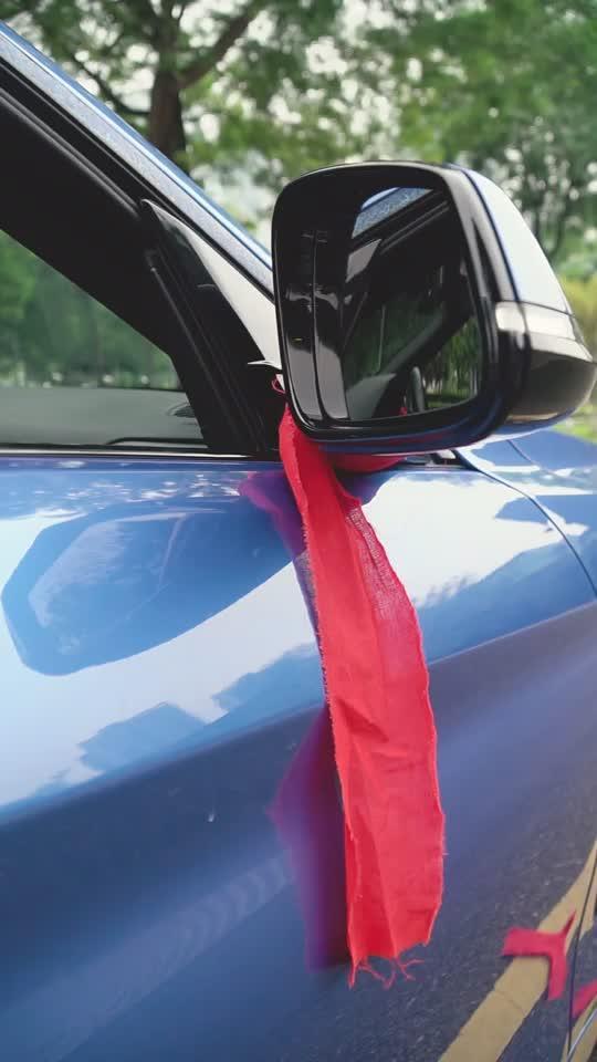 宝马4系 买了新车很多人都会有一些庆祝的方式，比如绑红布条，但其实有很大的安全隐患！