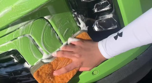 吉利icon 去年9月份买的车、到现在整一年、喜欢洗车，喜欢了解他的功能，更喜欢他每天都像新车