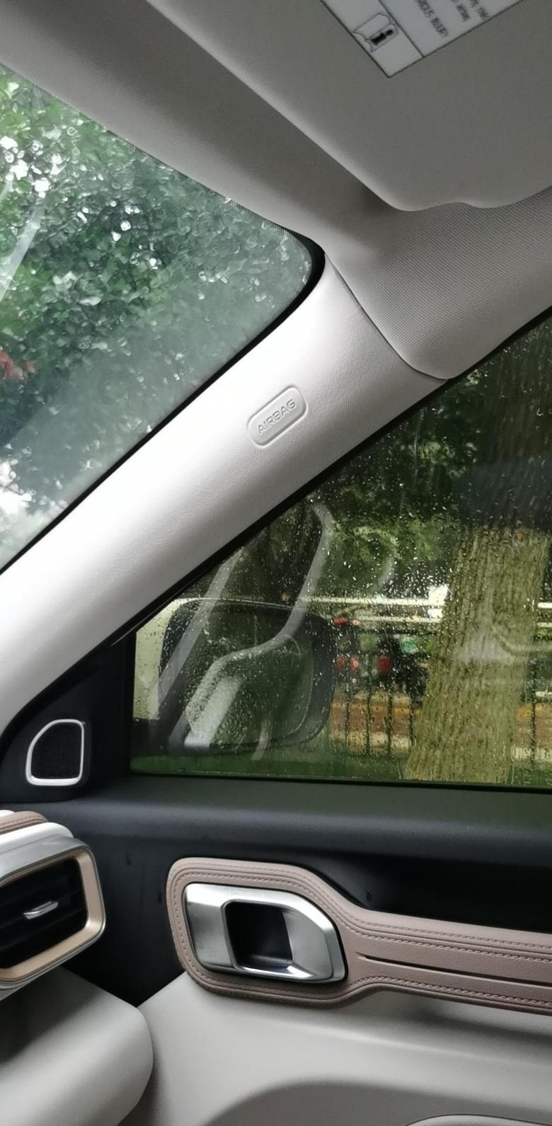 吉利icon 我想问下各位车友你们的车窗膜是透明的还是黑的，我的黑色的晚上和下雨天真的看不清4S店说没有透明的，难道考虑不到这点吗?爱车吐槽
