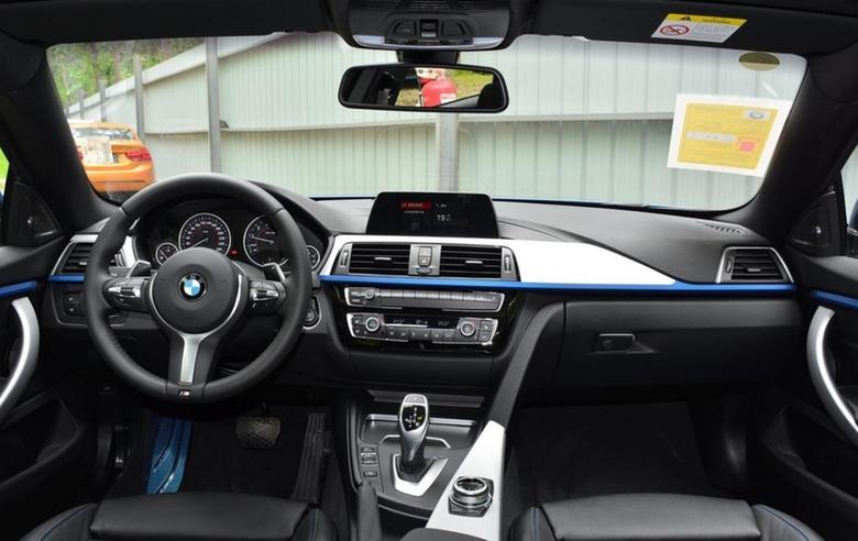 宝马4系内部配置主要还有：真皮方向盘多功能方向盘，可让驾驶员更方便操作，空调也是决定汽车舒适度很关键的配置之一，这款车配备自动空调，后排出风口，空气净化；在多媒体方面还配备中控台彩色大屏，GPS导航，蓝牙等舒适配置。