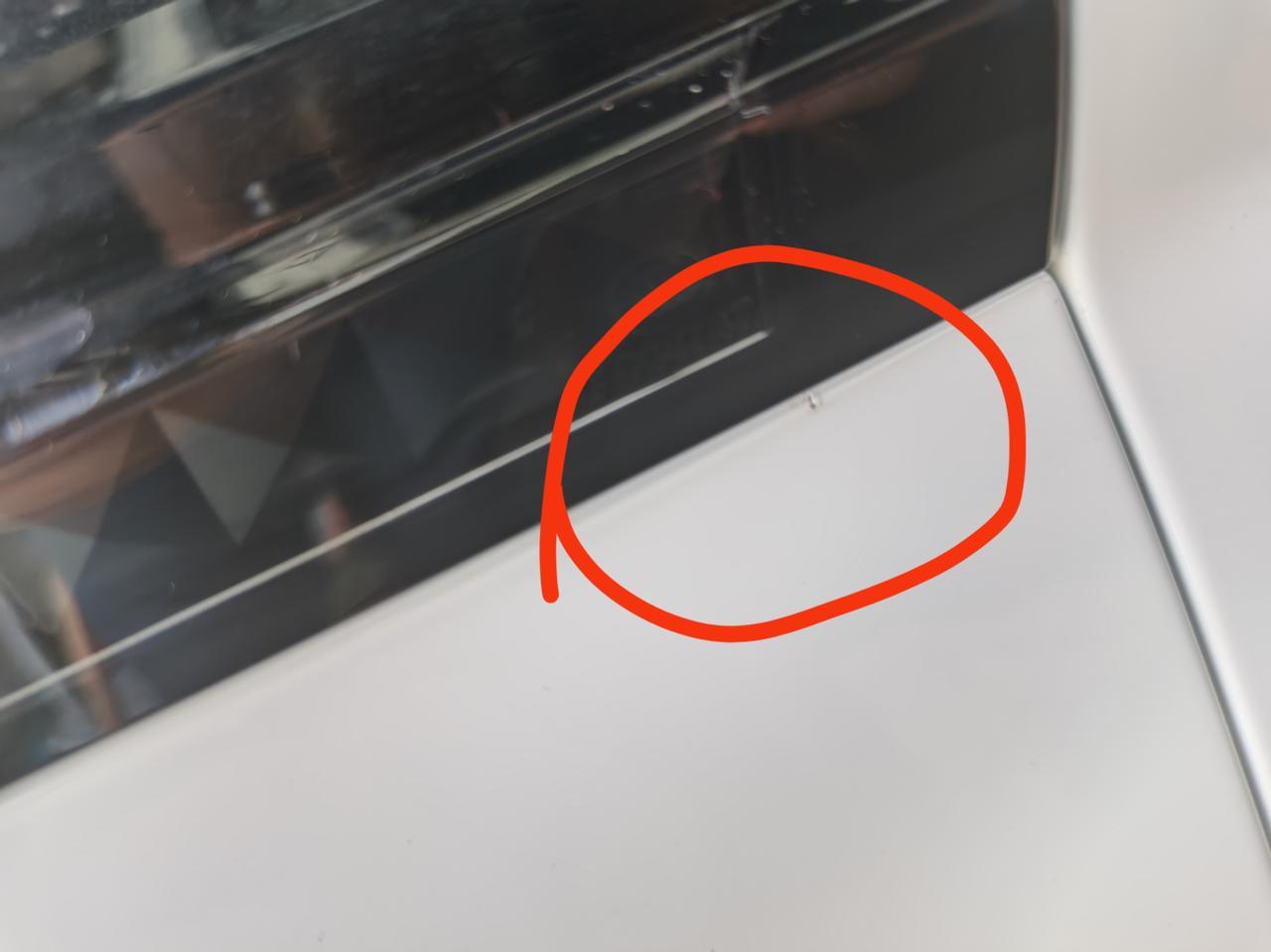 吉利icon 在汽贸贷款买的车，去提车时发现左前下方有补漆痕迹，请教大家该怎么办车还在汽贸店，没提走。