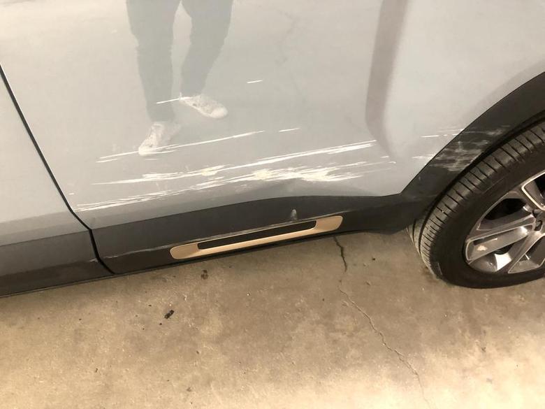 吉利icon 后车门刮坏了，走保险还是自费